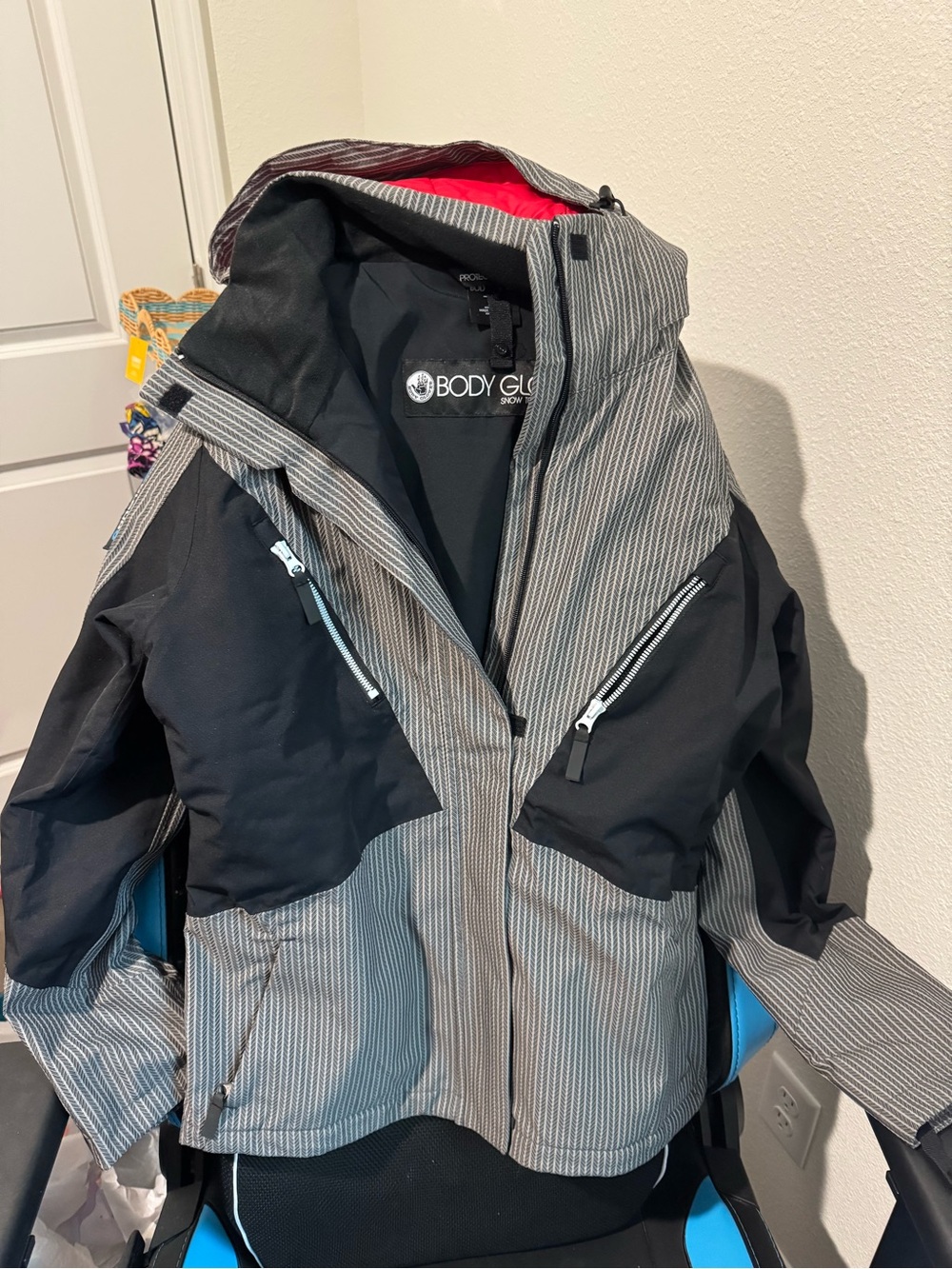 Body Glove Men's Ski Jacket in Black and Gray Pinstripe with Red Lining